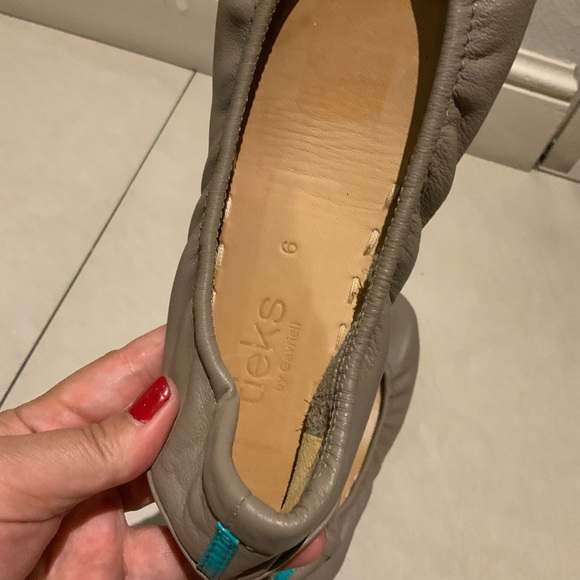 Tikes women’s gray round toe flats shoes size 6 - Picture 5 of 6